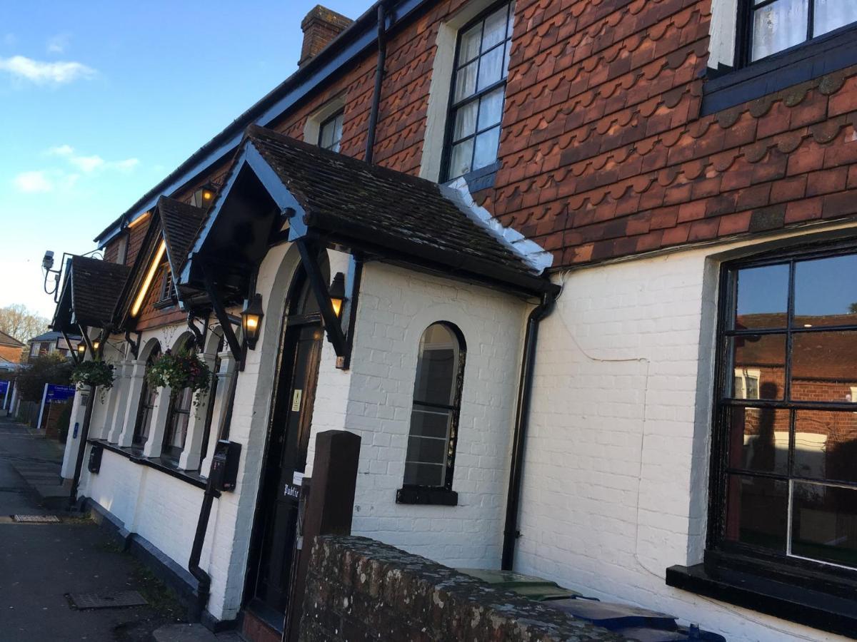 The White Hart Pub And Rooms Cranleigh Exterior photo